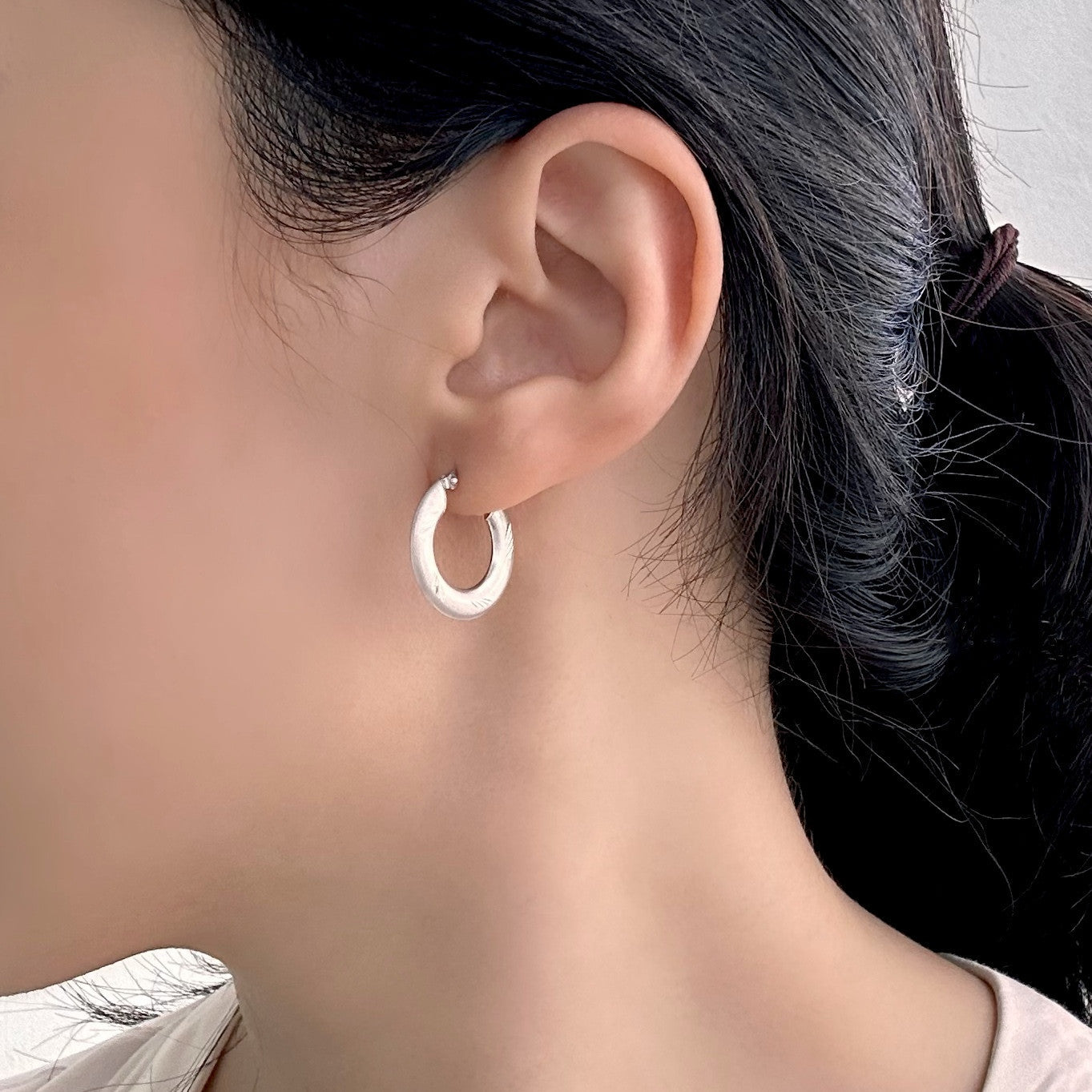 18K/750 White Gold Matte Feather Hoop Earrings