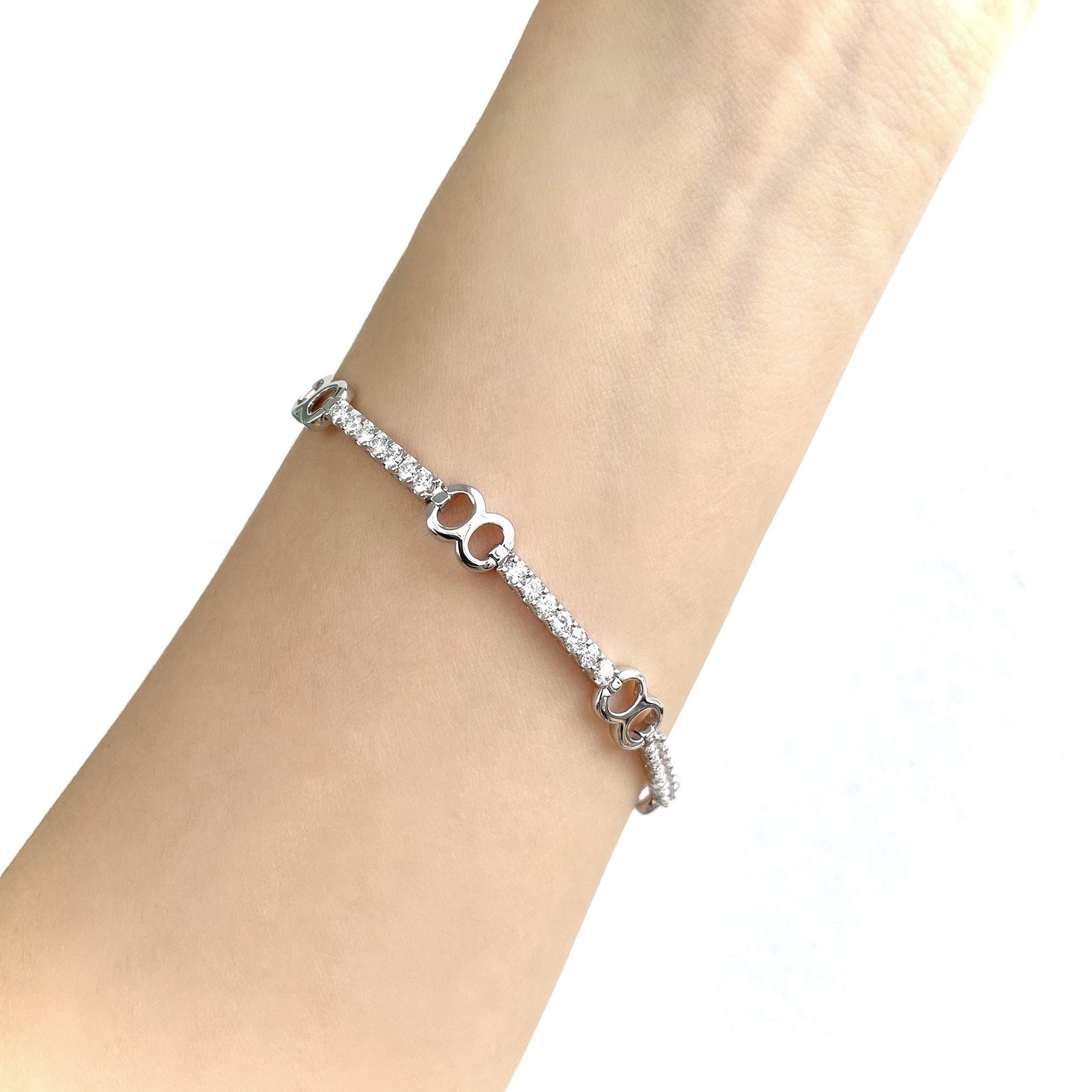 18K/ 750 White Gold Infinity Diamond Bracelet