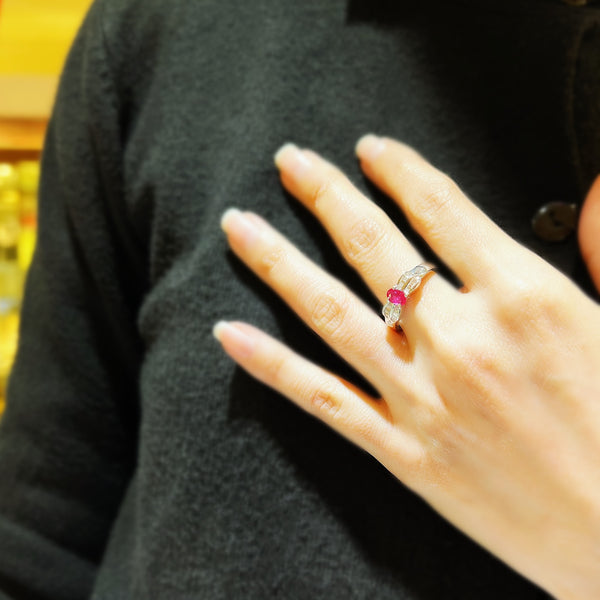 18K/750 White Gold Ruby Tapered Diamond Ring