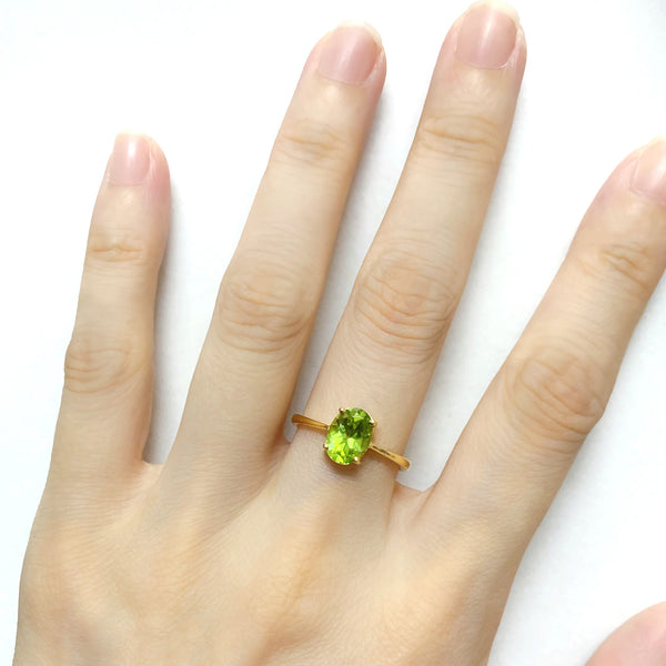 14K (585) Yellow Gold Ladies/ Women Oval Shaped Peridot Ring