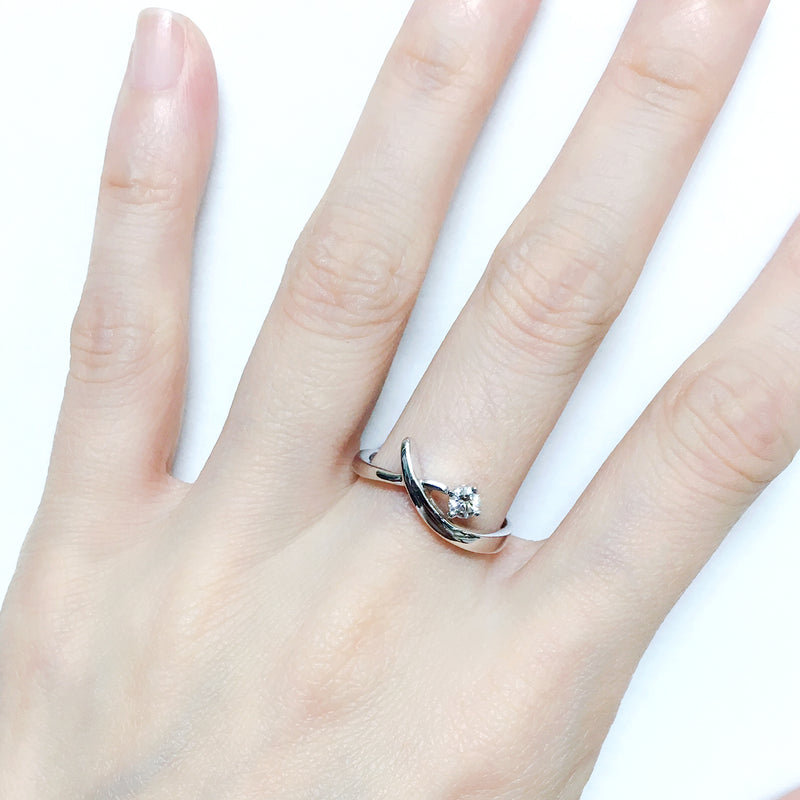 18K (750) White Gold Ladies/ Women Contemporary Design Diamond Ring