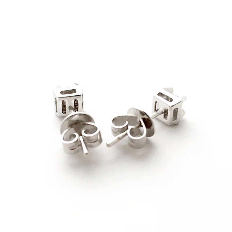 18K/ 750 White Gold Solitaire Diamond Earrings