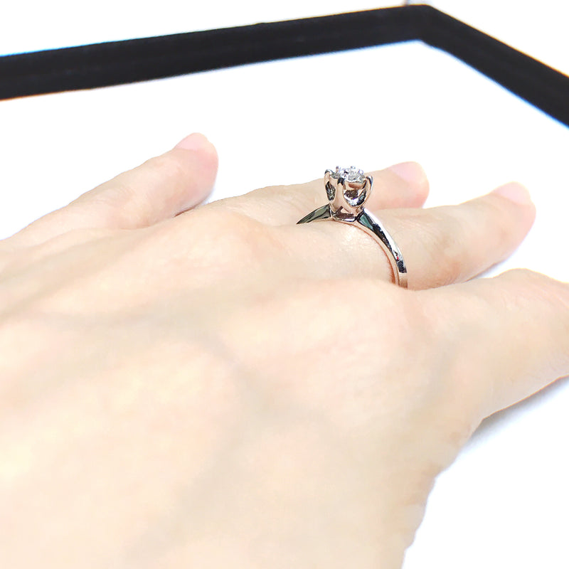 18K (750) White Gold Ladies/ Women Everyday Wear Solitaire Diamond Ring